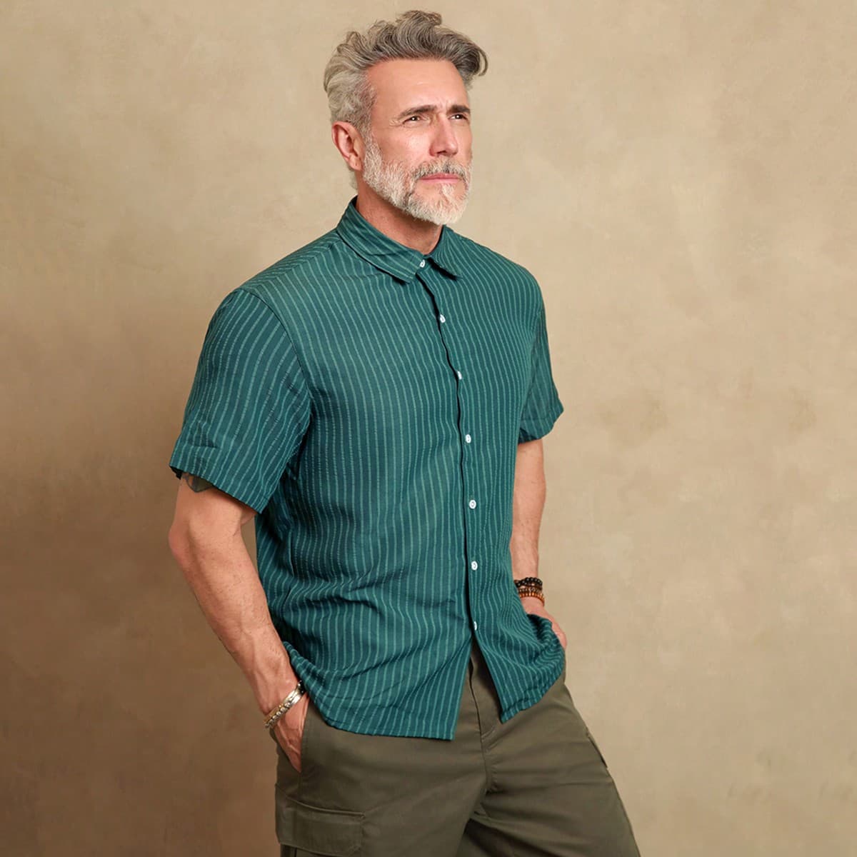 Chemise d"été décontractée à manches courtes et rayures verticales pour hommes, idéale pour un usage quotidien et en déplacement