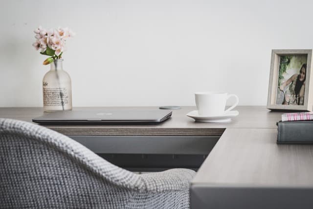 10 Astuces DIY pour Personnaliser Votre Espace de Travail